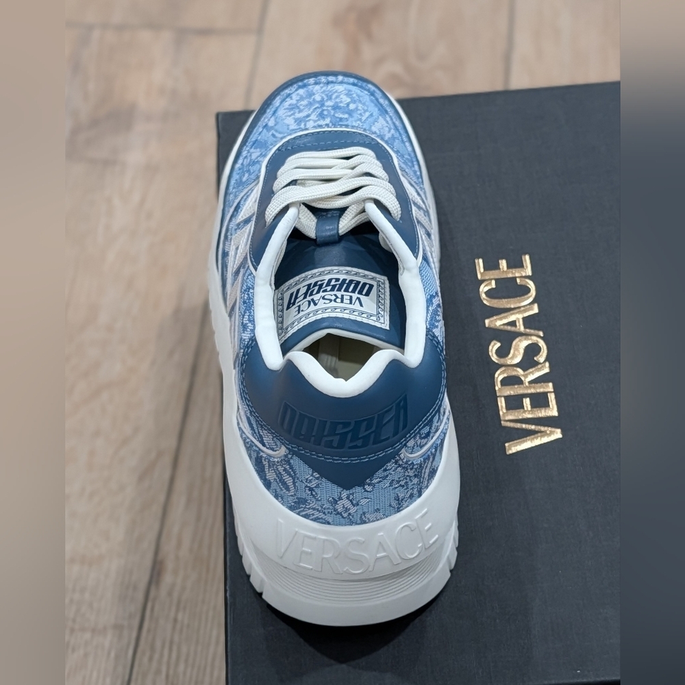 $925 VERSACE Greek Key Leather Low-Top Sneakers White/Baby Blue 43 US 10 - Picture 5 of 11